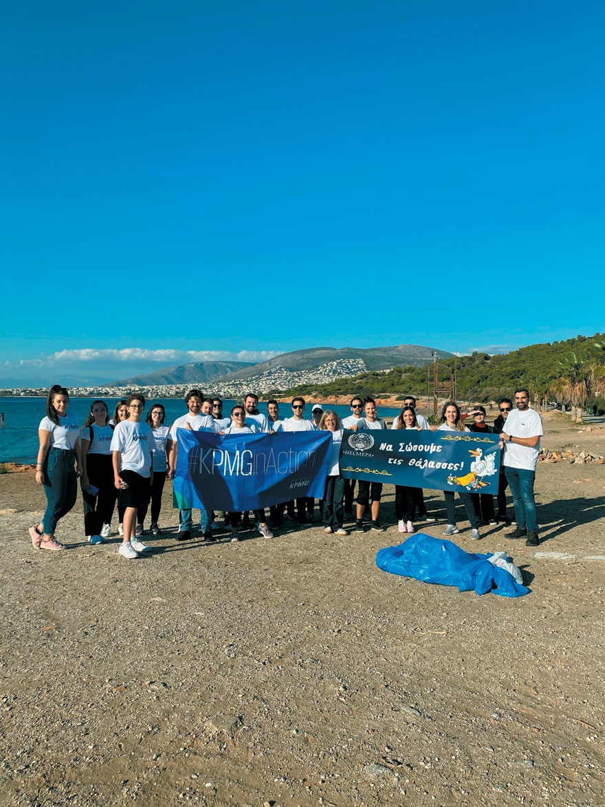Οι εθελοντές της KPMG στη δράση καθαρισμού παραλιών σε παραλίες των Νοτίων προαστίων. 