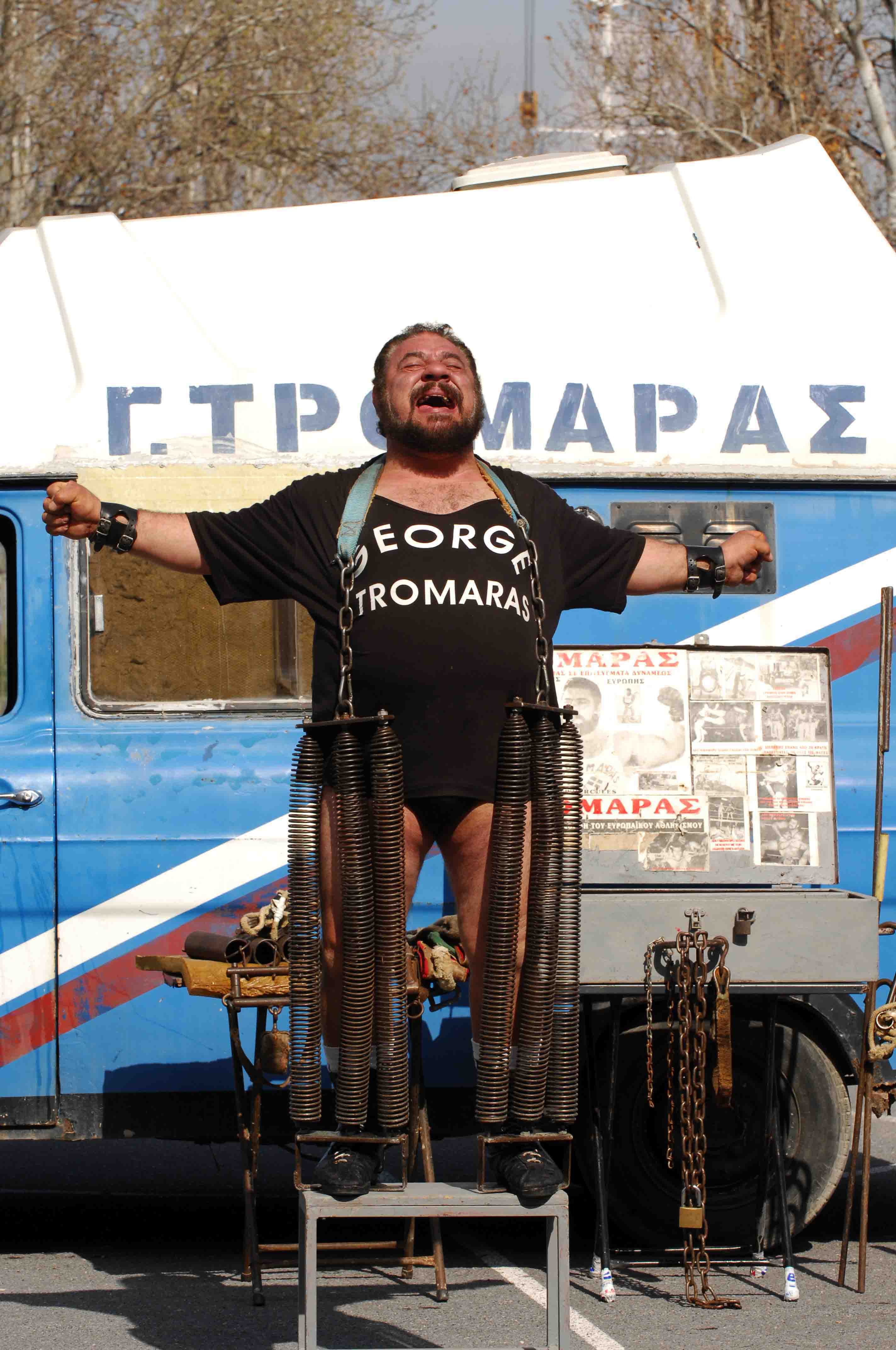 Ο Γιώργος Τρομάρας σε παράστασή του στο Ναύπλιο.