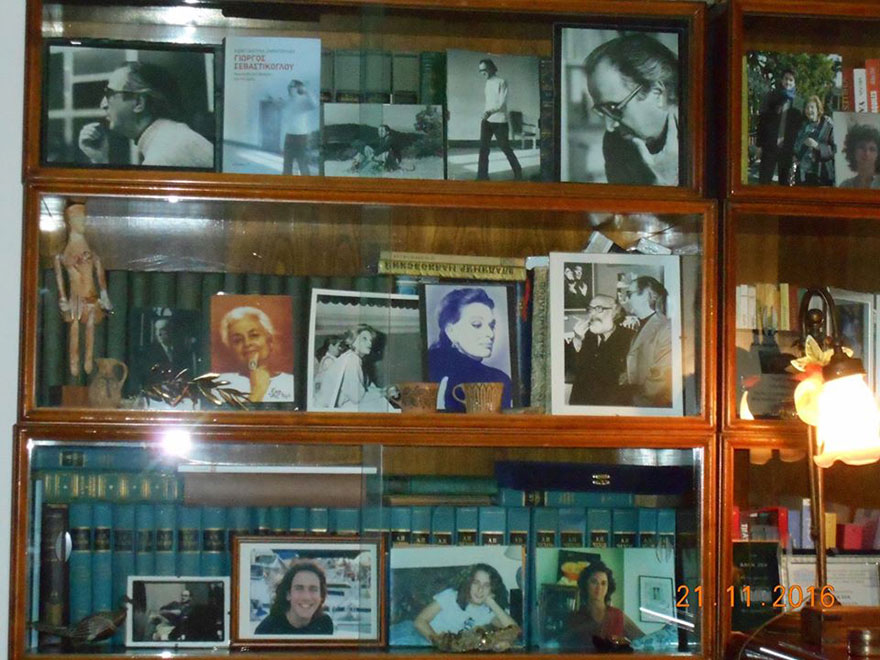 Φωτογραφίες αγαπημένων προσώπων στο σπίτι της Άλκης Ζέη
