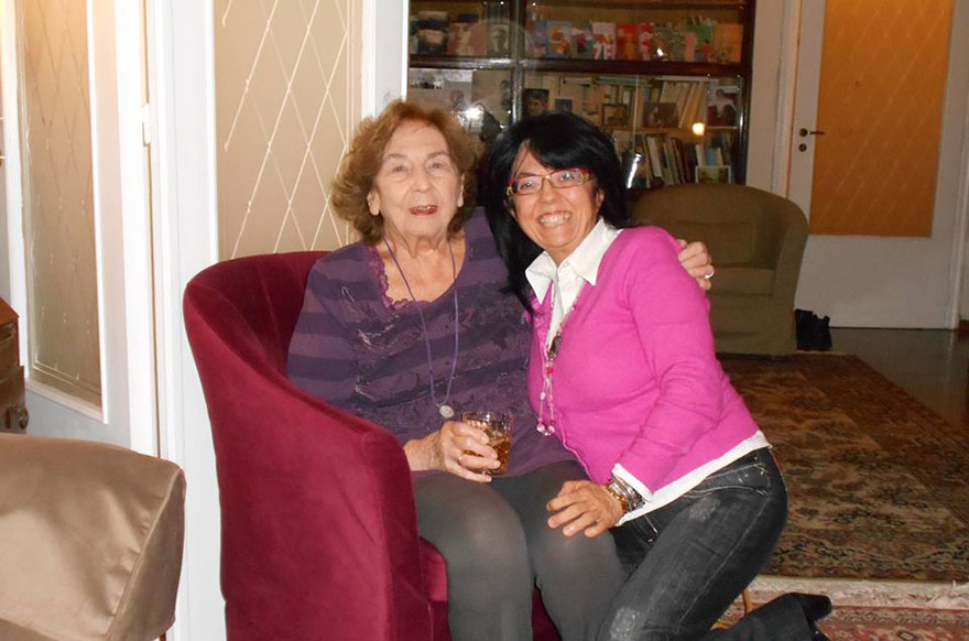 Η Άλκη Ζέη με τη Γιούλη Τσακάλου στο σπίτι της συγγραφέως