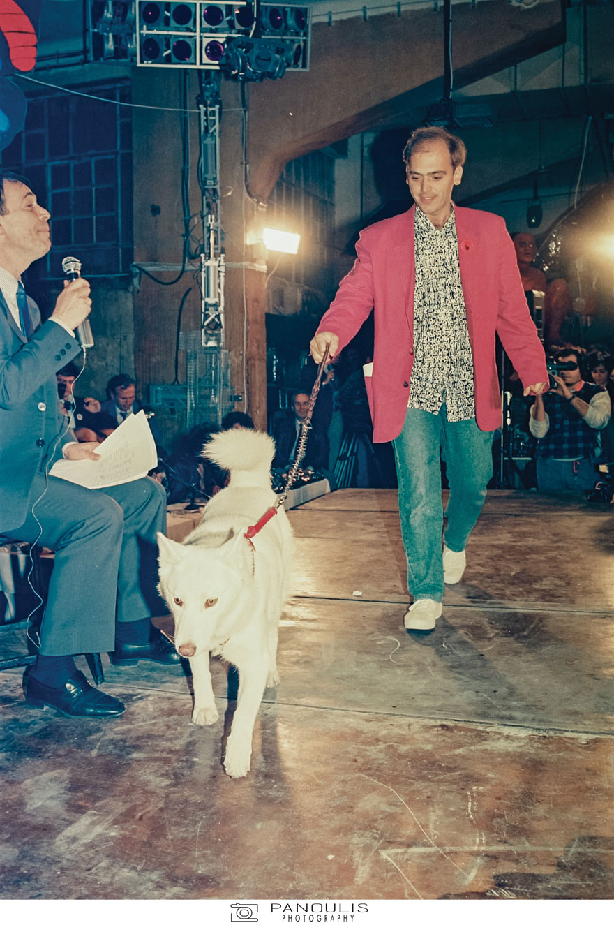 Εργοστάσιο, Μάιος 1989, καλλιστεία σκύλων: Ο Στέλιος Παρλιάρος με τον σκύλο του και αριστερά ο παρουσιαστής της βραδιάς, Γιώργος Μαρίνος.