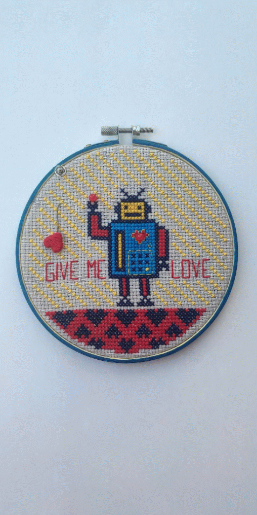 Ένα κεντημένο ρομπότ που ανάβει η led καρδιά του.