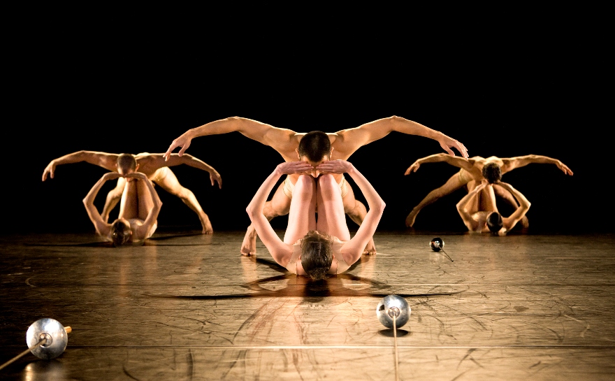 Χορογραφία του Γίρζι Κίλιαν από το τρίπτυχο χορού στην Εθνική Λυρική Σκηνή