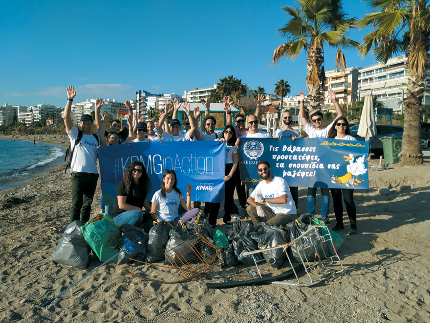 Οι εθελοντές της KPMG στη δράση καθαρισμού παραλιών σε παραλίες των Νοτίων προαστίων. 