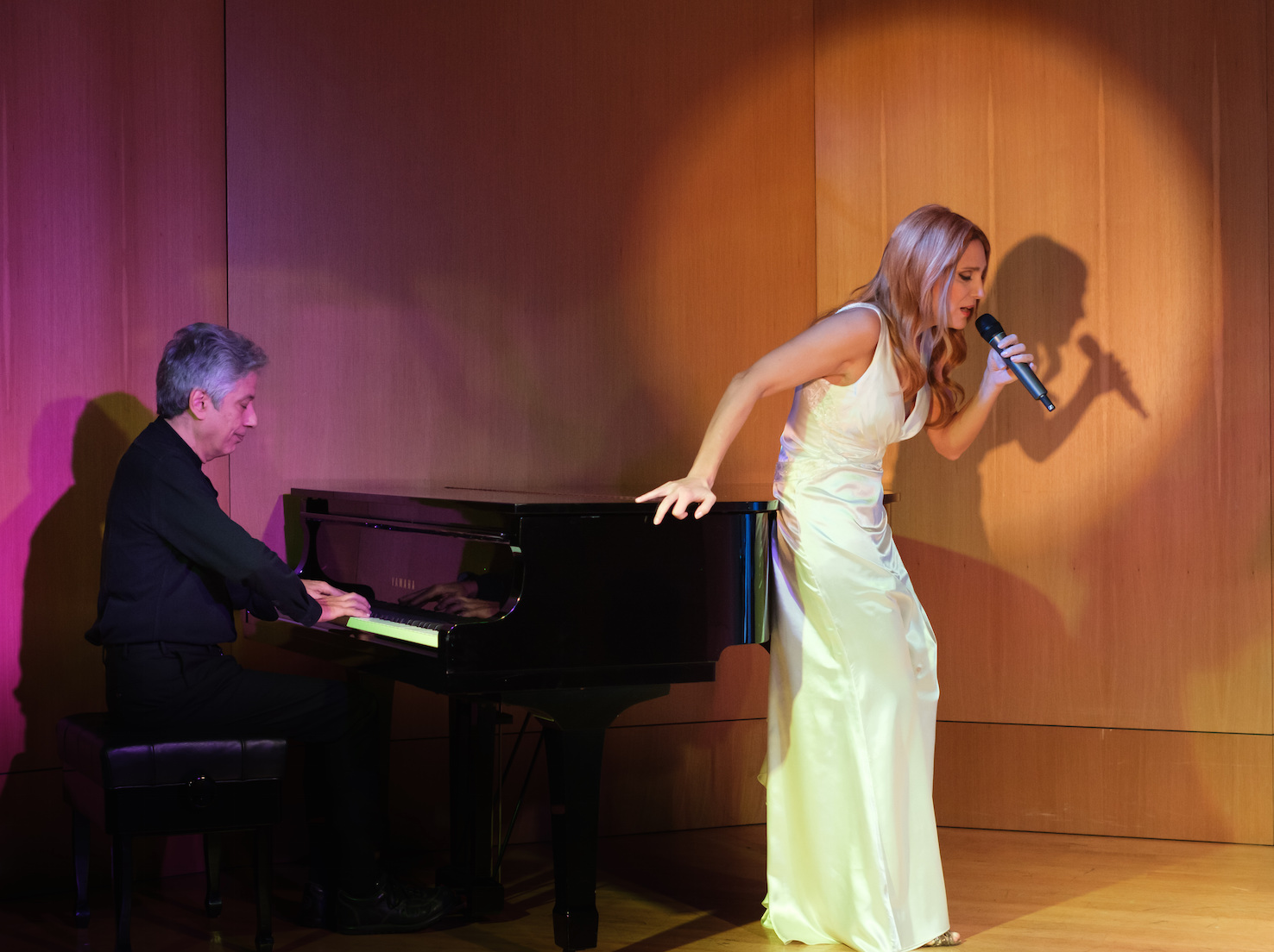 Η Εύα Κοτανίδη με τον Παντελή Μπενετάτο που τη συνοδεύει στο πιάνο στην παράσταση «Dalida. Τραγουδώντας μέχρι το τέλος».