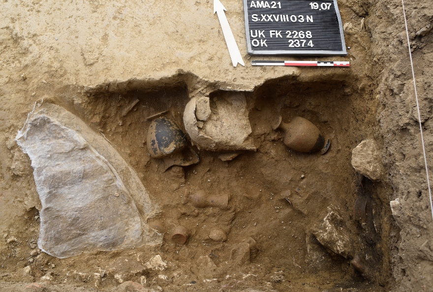 Αμάρυνθος: χάλκινη ασπίδα, σιδερένιο κράνος και πήλινα αγγεία από τον αποθέτη του υστεροαρχαϊκού ναού της Αμαρυσίας Αρτέμιδος