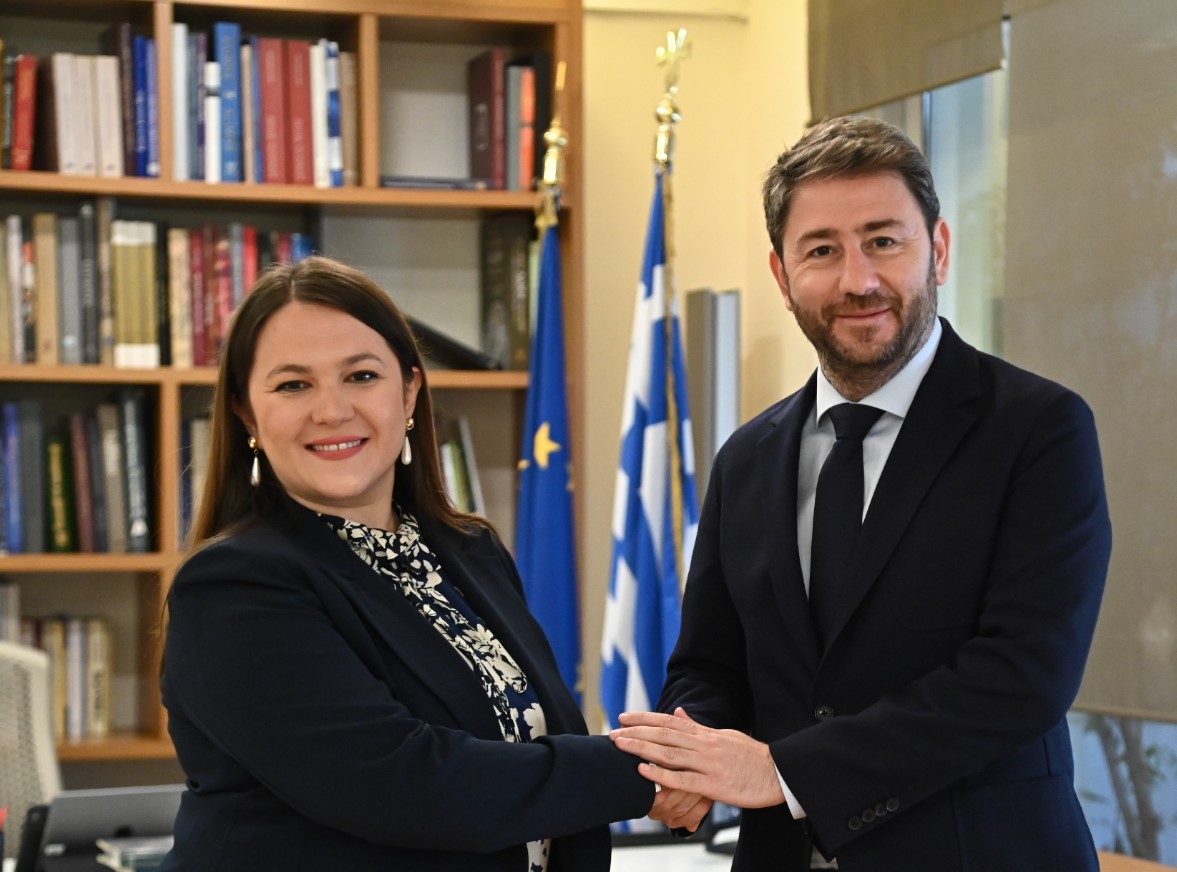 Η ανεξάρτητη βουλευτής, Κωνσταντίνα Αδάμου, με τον πρόεδρο του ΠΑΣΟΚ - ΚΙΝΑΛ, Νίκο Ανδρουλάκη