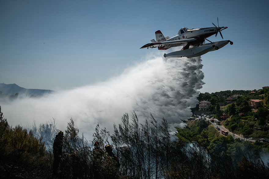 Αεροσκάφος ρίχνει νερό σε φωτιά στον Βαρνάβα