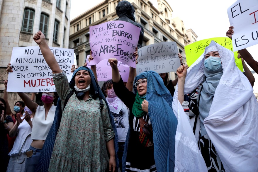 Αφγανές διαδηλώνουν στη Βαρκελώνη κατά των Ταλιμπάν © EPA / Quique Garcia