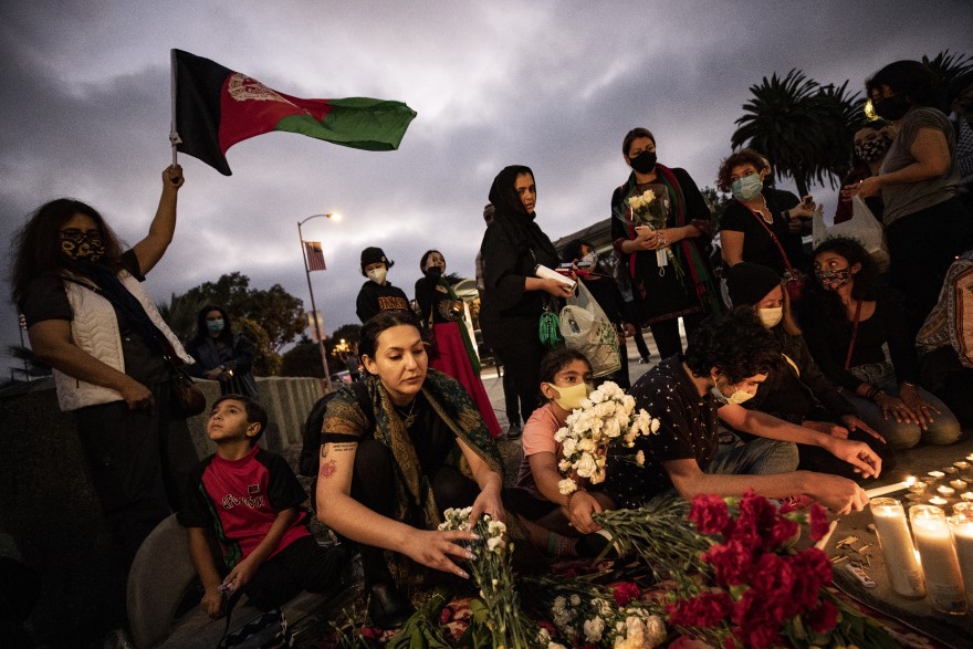 Διαδηλωτές ανάβουν κεριά και αφήνουν λουλούδια σε αγρυπνίας για την υποστήριξη των γυναικών στο Αφγανιστάν- Καλιφόρνια, 17 Αυγούστου 2021 © EPA / ETIENNE LAURENT