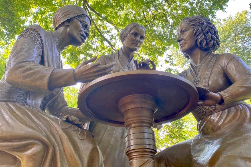 Μνημείο στη Νέα Υόρκη για τρεις πρωτοπόρους των δικαιωμάτων των γυναικών