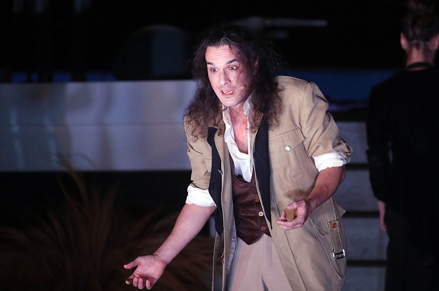 Ο Αιμιλιανός Σταματάκης είναι ο ηθοποιός που αντικαθιστά τον Άρη Σερβετάλη στη θεατρική παράσταση «Ρινόκερος»