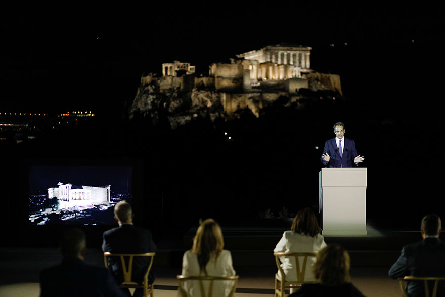 «Ο φωτισμός στην Ακρόπολη έπρεπε να αλλάξει, καθώς ο χρόνος τον έφθειρε και η τεχνολογία τον ξεπερνούσε» ανέφερε ο πρωθυπουργός Κυριάκος Μητσοτάκης