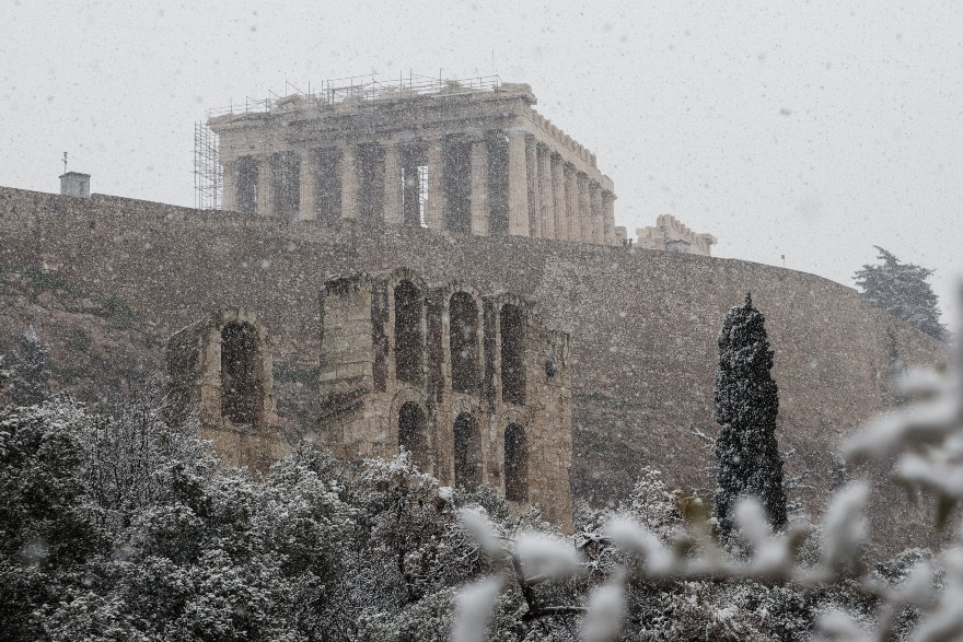 Χιονόπτωση στο κέντρο της Αθήνας έντυσε στα «λευκά» τον Παρθενώνα