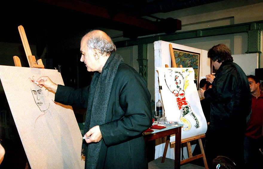 Ο Αλέκος Φασιανός επί το έργον σε έκθεση το 1999