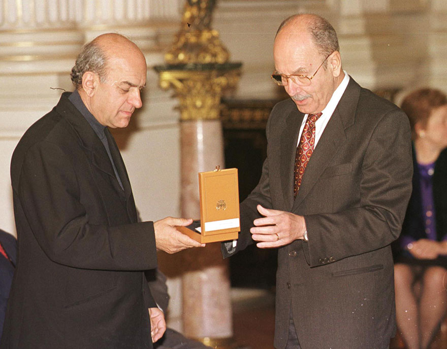 Ο Αλέκος Φασιανός στο Προεδρικό Μέγαρο, το 2000, παραλαμβάνει τιμητικό μετάλλιο από τον Κωστή Στεφανόπουλο