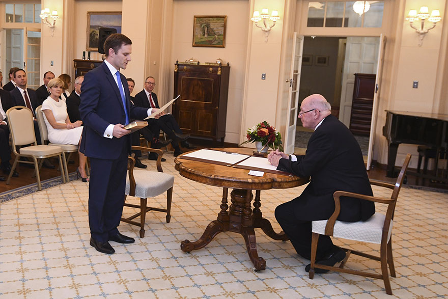 Ο Άλεξ Χοκ ορκίζεται υπουργός στην κυβέρνηση της Αυστραλίας