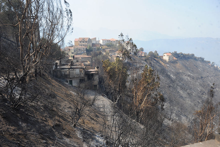 Πυρκαγιές στην Αλγερία: Η πόλη Larbaa Nath Irathen στην περιοχή Τίζι Ούζου, που βρέθηκε σε πύρινο κλοιό