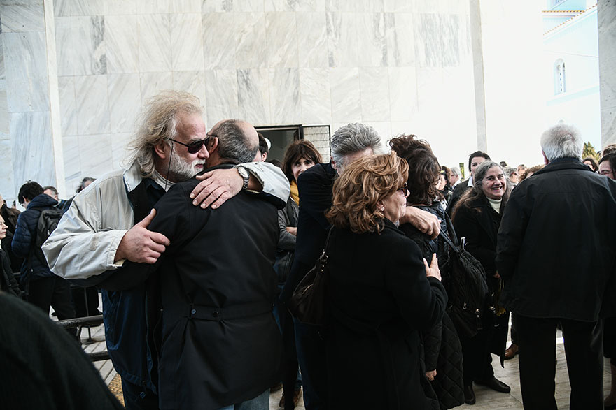 Βαρύ το κλίμα στο Α' Νεκροταφείο Αθηνών για την κηδεία της Άλκης Ζέη