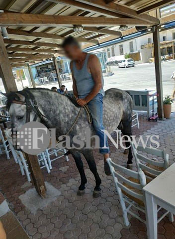 Καβάλα στ' άλογο πήγε ένας άνδρας να κάνει την παραγγελία του σε καφετέρια στην Παλαιοχώρα Χανίων Κρήτης