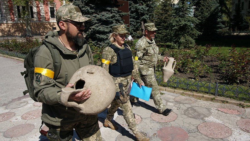 Ουκρανία: Στρατιώτες ανακάλυψαν συλλογή από αρχαίους ελληνικούς αμφορείς στην Οδησσό