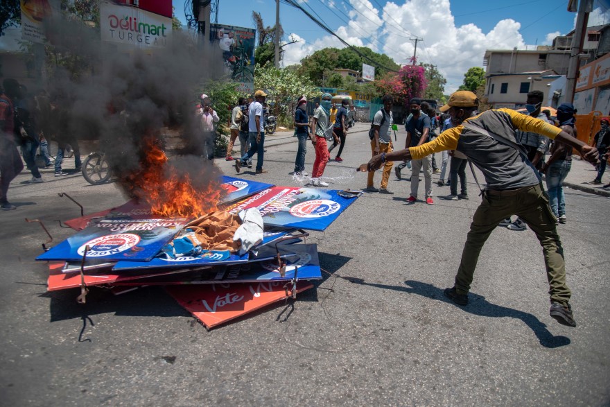 Χιλιάδες Αϊτινοί βγήκαν στους δρόμους καίγοντας σκουπίδια και λάστιχα απαιτώντας την παραίτησή του Μοΐζ © EPA / Jean Marc Herve Abelard