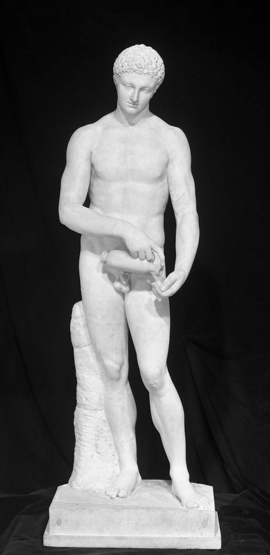 Άγαλμα αθλητή που ετοιμάζεται για αγώνα από το Μουσείο του Λούβρου στην έκθεση "Αρχαίοι Έλληνες: επιστήμη και σοφία" στο Λονδίνο