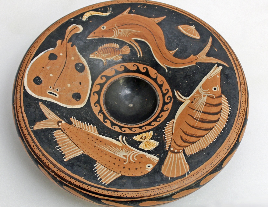 Πιάτο με παραστάσεις ψαριών (370-300 π.Χ.) στην έκθεση "Αρχαίοι Έλληνες: επιστήμη και σοφία". Δάνειο από την Kunstsammlungen Antike der Ruhr-Universitaet Bochum