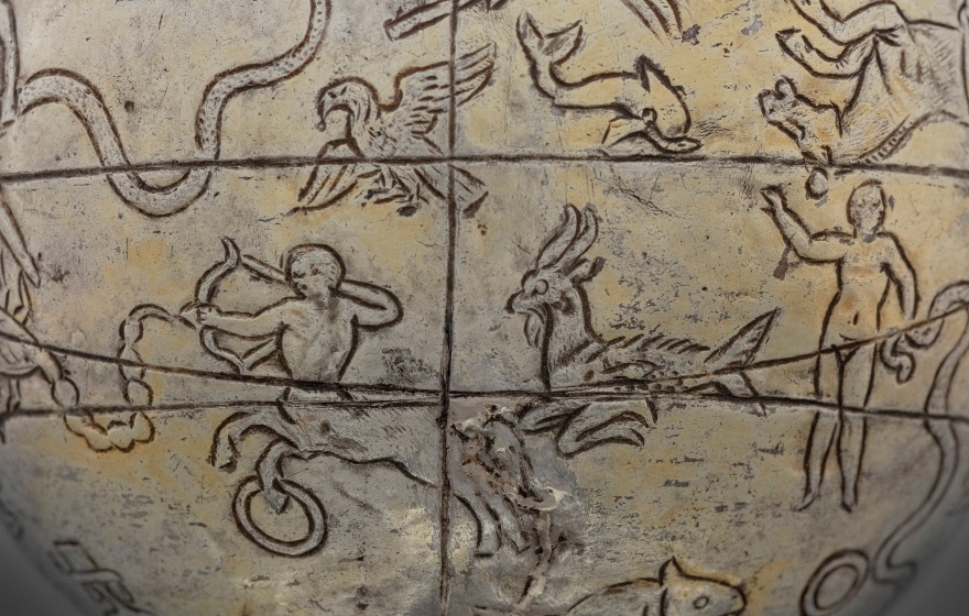 Λεπτομέρεια από ασημένια ουράνια σφαίρα (300-100 π.Χ) της συλλογής Kugel στην έκθεση 