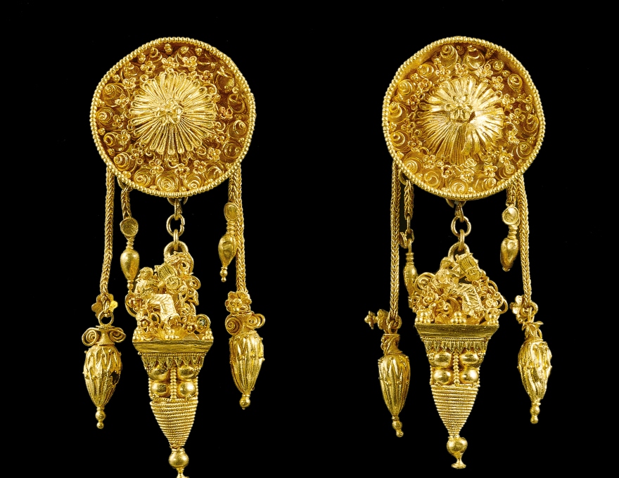 Χρυσά ενώτια (350-100 π.Χ.) με μούσες που παίζουν λύρα. Δάνειο από το Μουσείο Μπενάκη στην έκθεση "Αρχαίοι Έλληνες: επιστήμη και σοφία" στο Science Museum του Λονδίνου