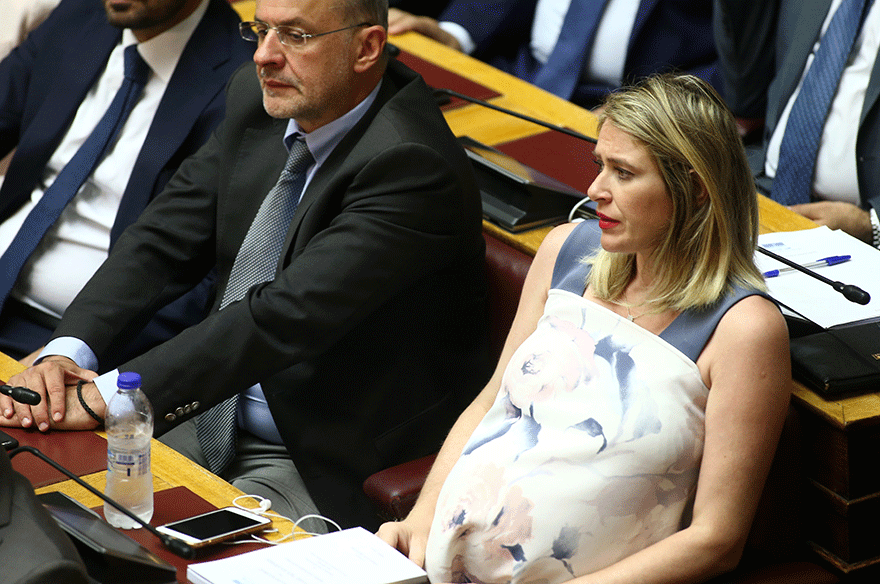 Η βουλευτής της ΝΔ Άννα Ευθυμίου σε κατάσταση προχωρημένης εγκυμοσύνης στα έδρανα της Βουλή