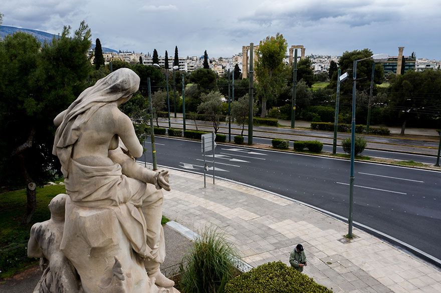 «Ψυχή» δεν κυκλοφορεί μπροστά από το άγαλμα του Λόδρου Βύρωνα απέναντι από τους Στύλους του Ολυμπίου Διός