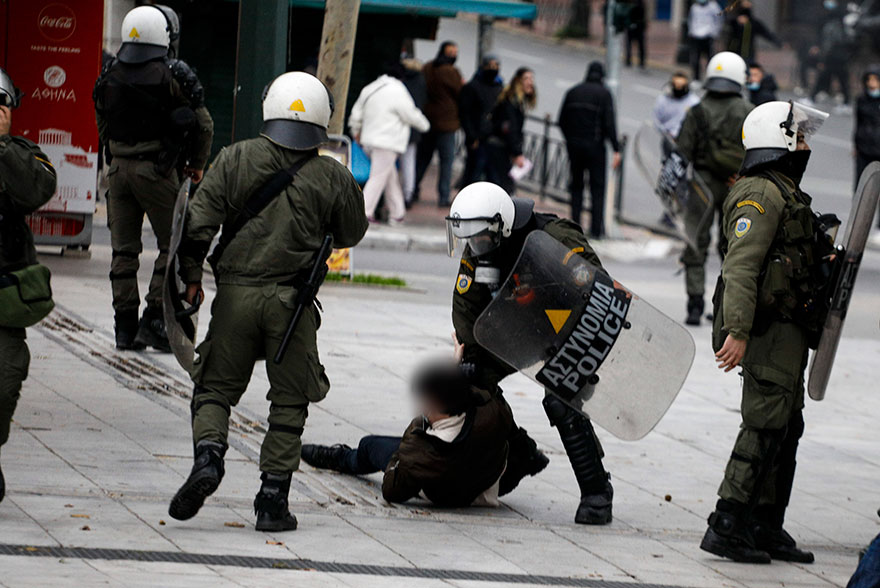 Αστυνομικός των ΜΑΤ ακινητοποιεί διαδηλωτή σε συγκέντρωση κατά του lockdown και της μάσκας στο Σύνταγμα