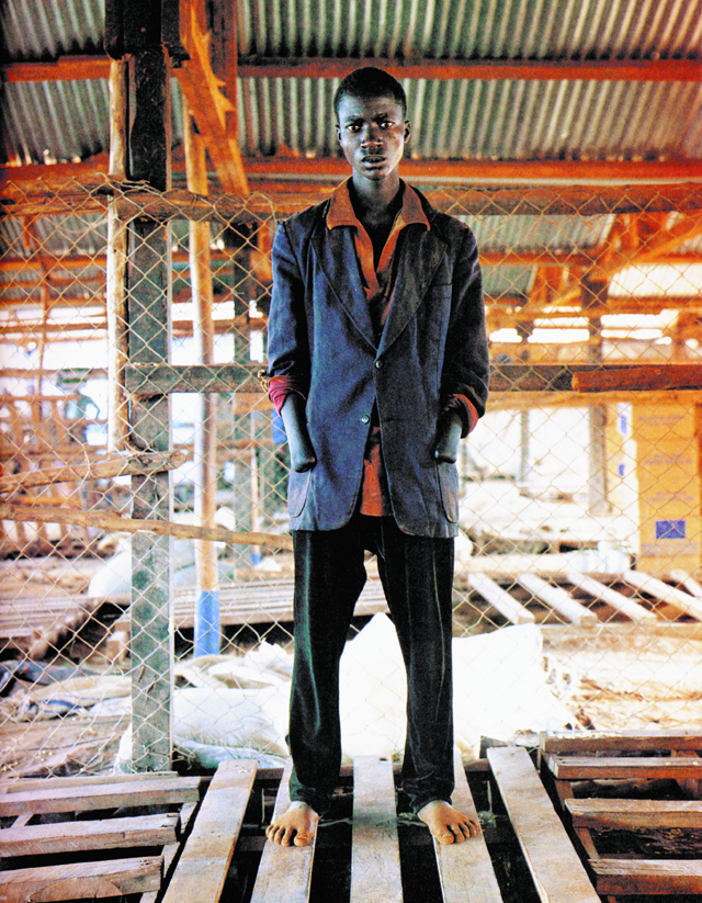 Η Fabrica (Colors) δημιουργεί και στέλνει μια σελίδα στην «ATHENS VOICE»