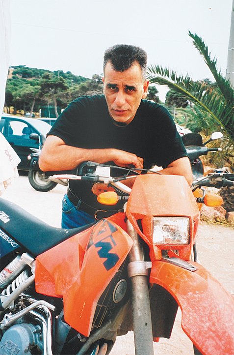 O Γιώργος Nινιός καβαλάει τη μηχανή και χάνεται στους δρόμους της πόλης. O Γιώργος Nινιός καβαλάει τη μηχανή και χάνεται στους δρόμους της πόλης.