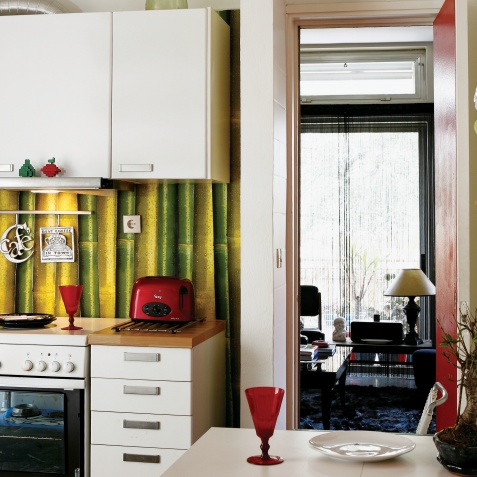 Μια φωτεινή, χαρούμενη κουζίνα, που αντί για πλακάκια προτιμάει την πλαστική επένδυση τοίχου μπαμπού Στο σπίτι ενός λάτρη των Σούπερ Ηρώων