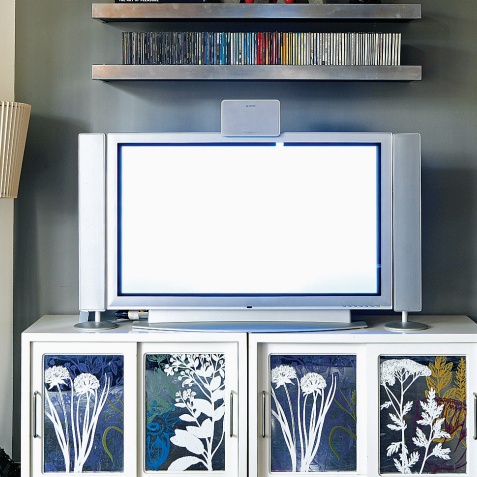 Τηλεόραση και τραπεζάκι Στο σπίτι ενός λάτρη των Σούπερ Ηρώων