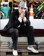 Ο πρίγκηπας του πλαστικού Régis-R σχεδιάζει ένα από τα πιο όμορφα εξώφυλλα του H