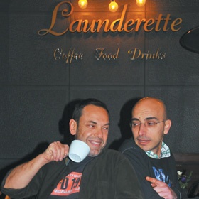 Γιάννης Ψαθάς & Γιώργος Χαρμαντάρης • Launderette Η βιτρίνα της πόλης