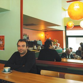 Λευτέρης Λαγούτης • Κόκκοι Café Η βιτρίνα της πόλης