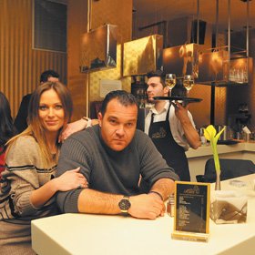 Πάνος Χατζηθεοδώρου • Gelée Royale Η βιτρίνα της πόλης