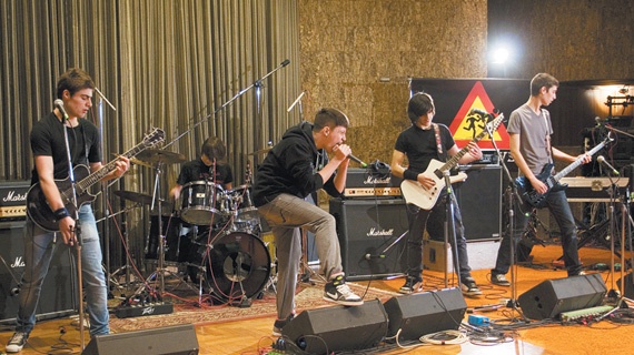 n Schoolwave Festival πρώτη ώρα, heavy metal