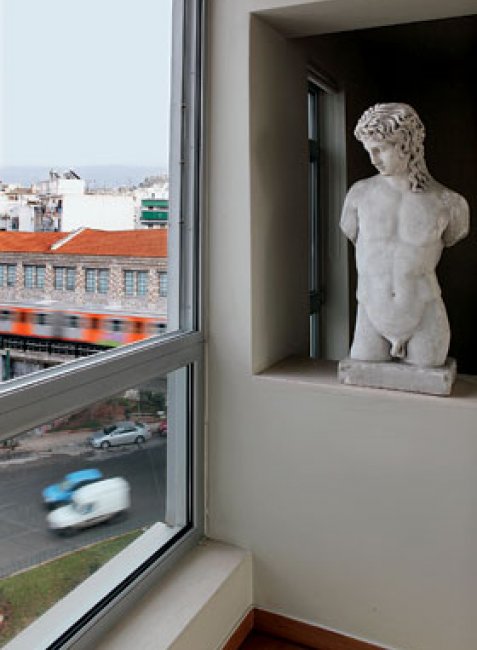 Ένας κούρος που κοιτάει συνοφρυωμένος την κίνηση του δρόμου image