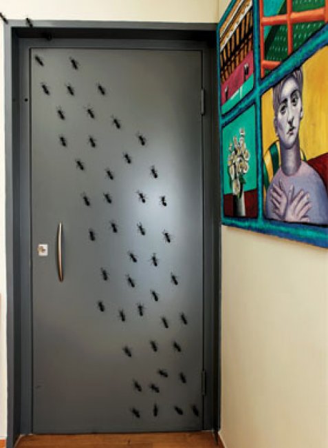 Μυρμήγκια που περπατάνε στην εξώπορτα. image