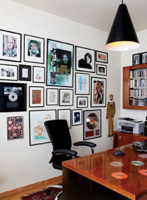 Στο γραφείο ένας τοίχος γεμάτος επιτυχίες και αναμνήσεις. image