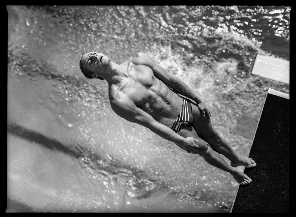 David Burnett (American, born 1946). Platform diving, Olympic previews, Fort Lauderdale, Florida, May 1996. Digital inkjet print, 20 x 24 in. (50.8 x 61 cm). © David Burnett (Contact Press Images) David Burnett (American, born 1946). Platform diving, Olympic previews, Fort Lau