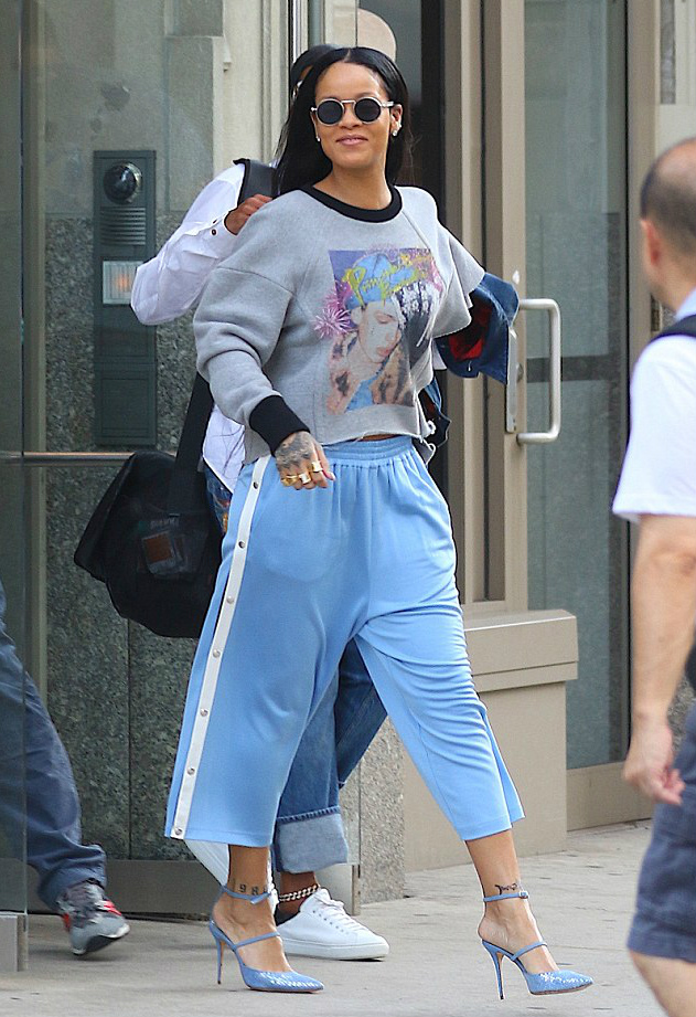 Πολλά σχόλια για την «υβριδική» εμφάνιση της Rihanna στη Νέα Υόρκη