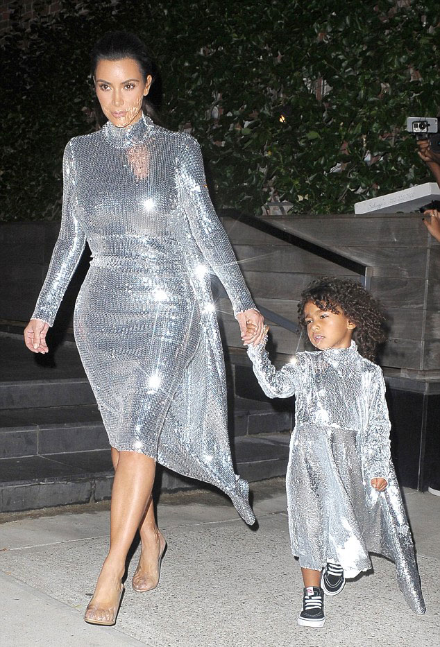 Η Κιμ Καρντάσιαν έντυσε τον εαυτό της και την κόρη της ντίσκο μπάλα και βγήκαν έξω (εικόνες)