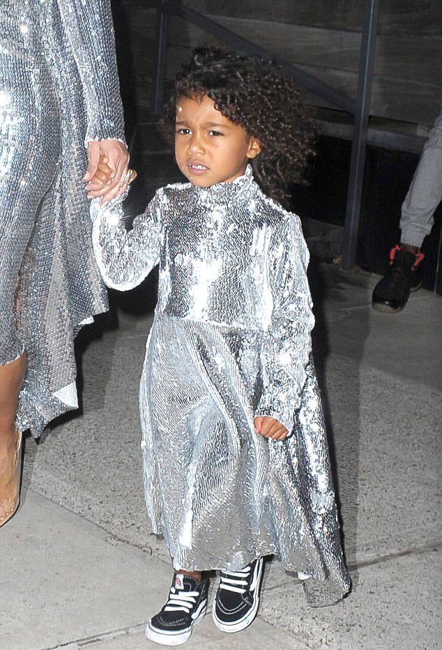 Η Κιμ Καρντάσιαν έντυσε τον εαυτό της και την κόρη της ντίσκο μπάλα και βγήκαν έξω