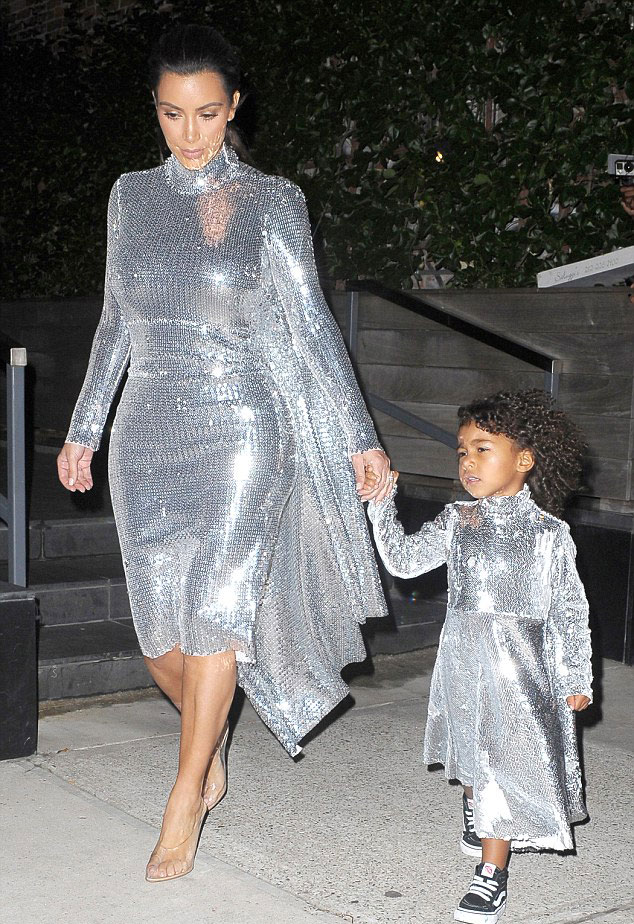 Η Κιμ Καρντάσιαν έντυσε τον εαυτό της και την κόρη της ντίσκο μπάλα και βγήκαν έξω